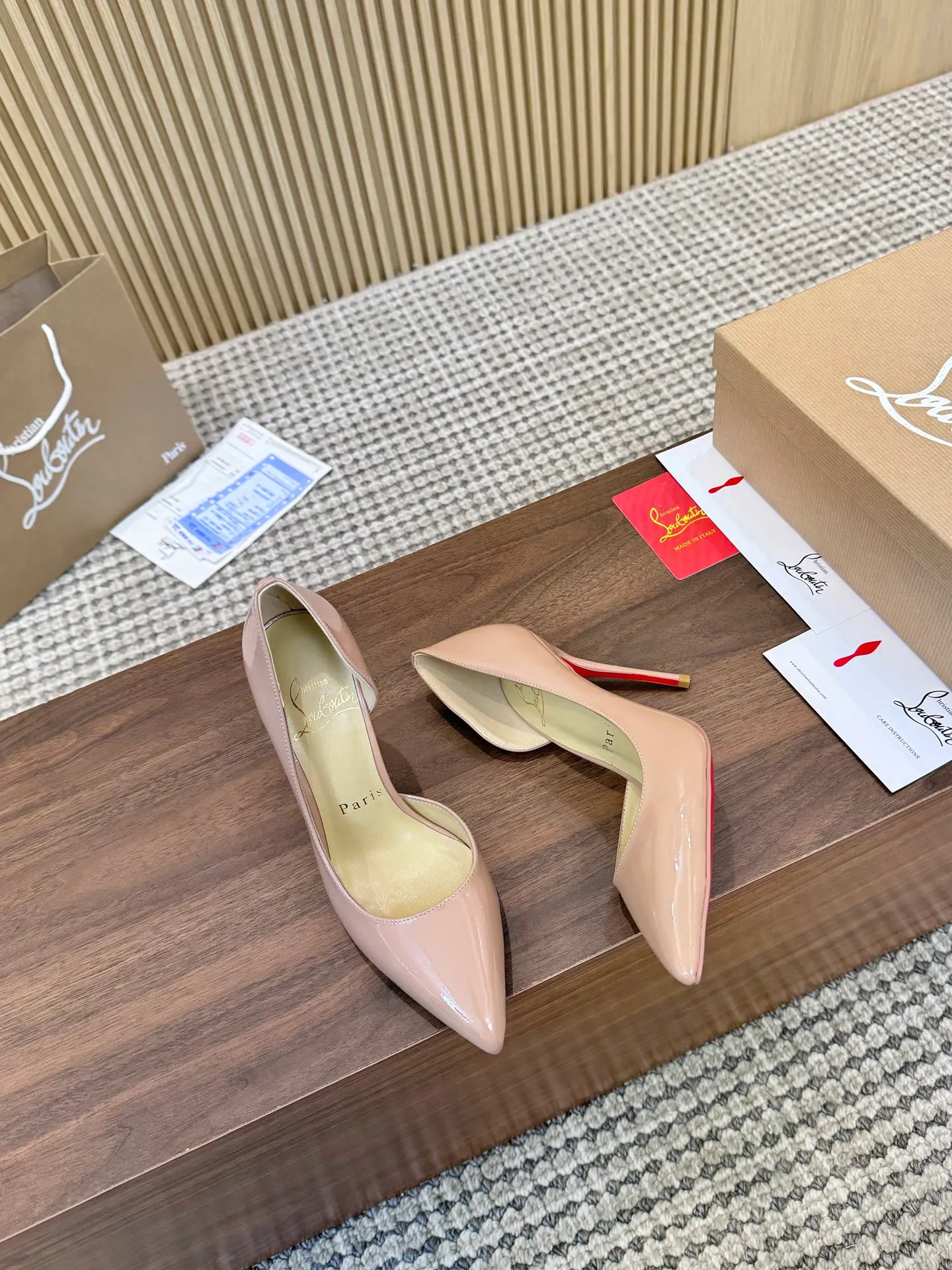 💕💕Factory direct selling price p440💕💕 Genuine leather sole +40 shipped all year round💝Christian Louboutin CL👠 "Imported cow patent leather💎Side hollow series" noble and luxurious, real blingbling👟👟 real materials, all customized by the pattern maker, and the materials are made of original customized materials to achieve the taste of the original 5 color options💍 Upper: Imported 👉cow patent leather💪 Lining: Sheepskin foot pad/lining Size: 34-40.41.42 Heel height: two options: 10.5cm and 8.5cm